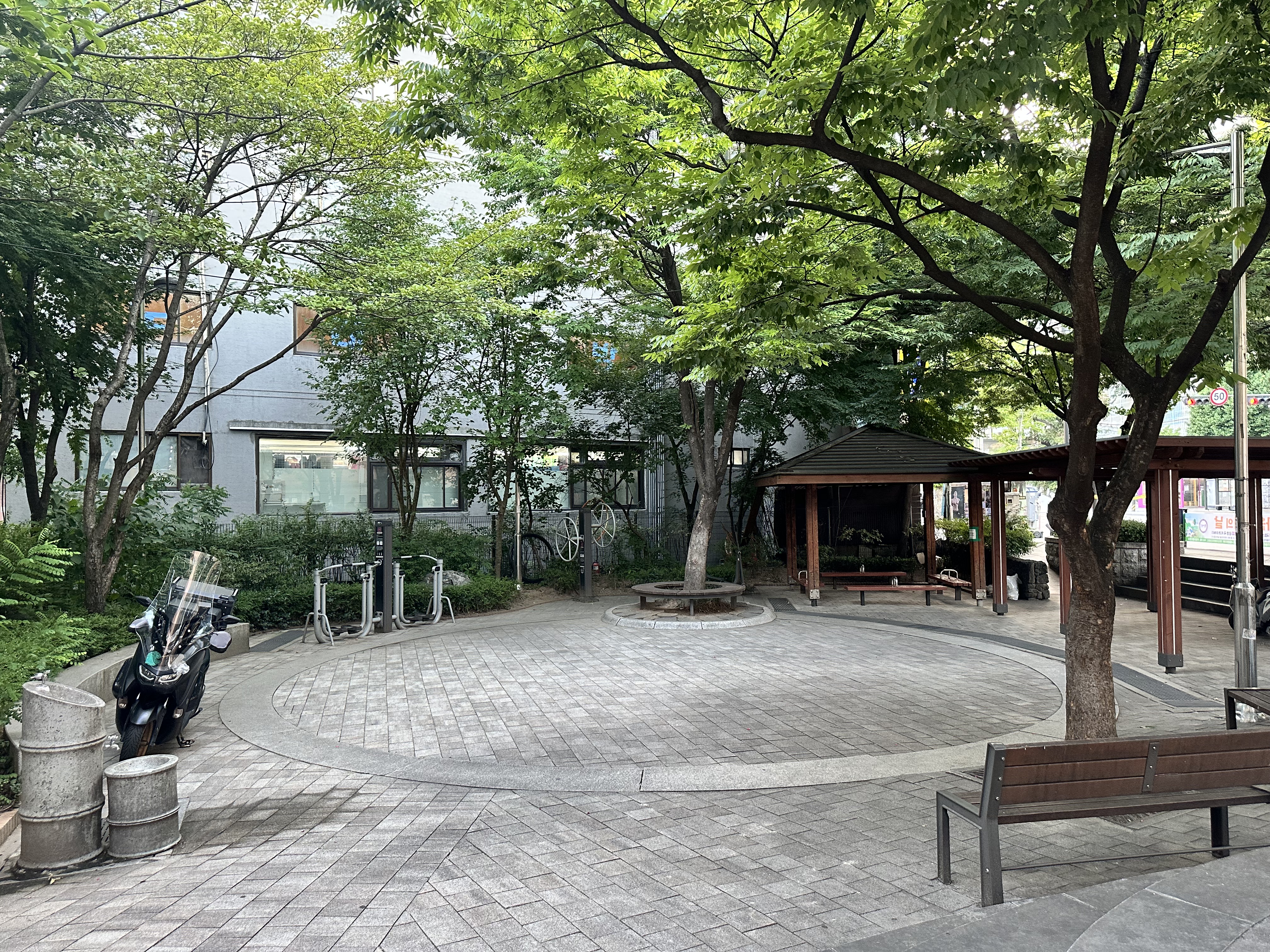 ① 배경 사진